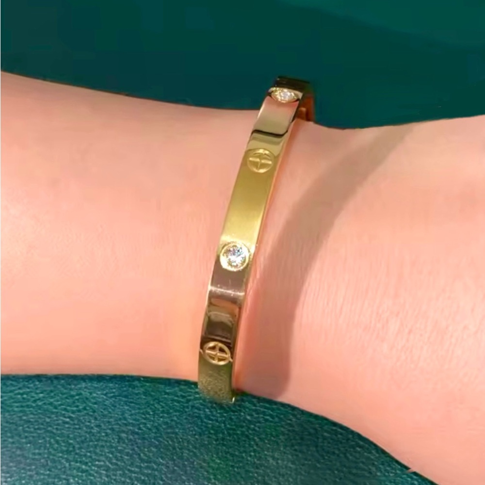 🌹HP🌹✨NEW✨Gold Stainless Steel Rhinestone Bungle